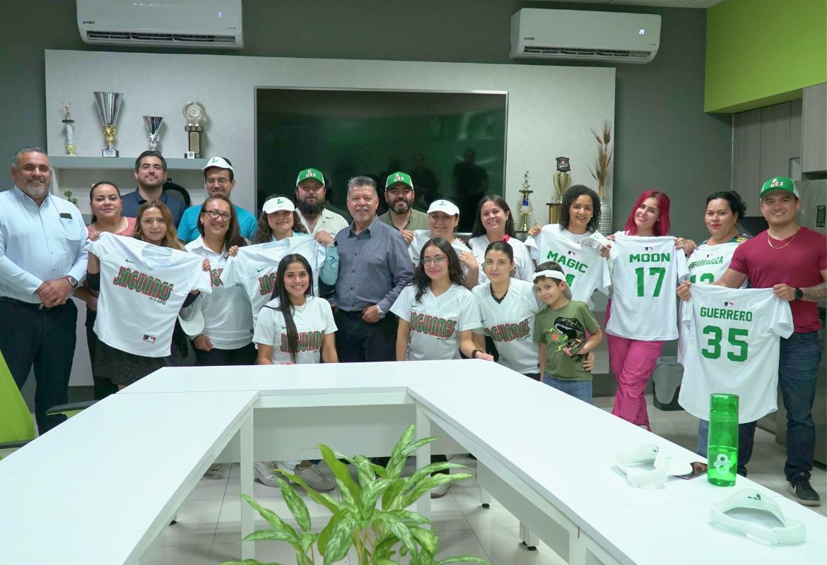 LOS EQUIPOS DE SOFTBOL FEMENIL Y VARONIL RECIBEN SUS UNIFORMES